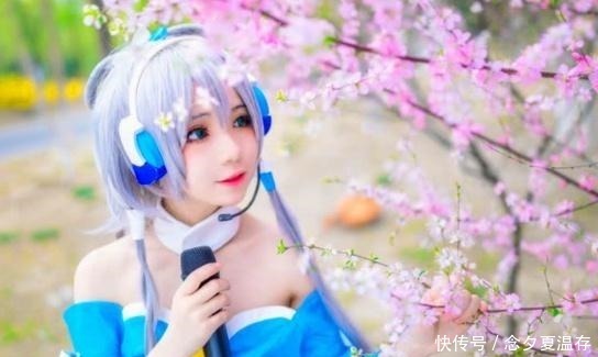 腰坠|中学生Cos洛天依，身材，造型完美还原！网友次元壁被吃了！