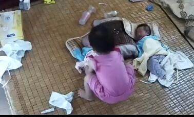 弟弟|妈妈在忙,3岁姐姐去帮妈妈哄弟弟,下一秒让人心寒捏把汗