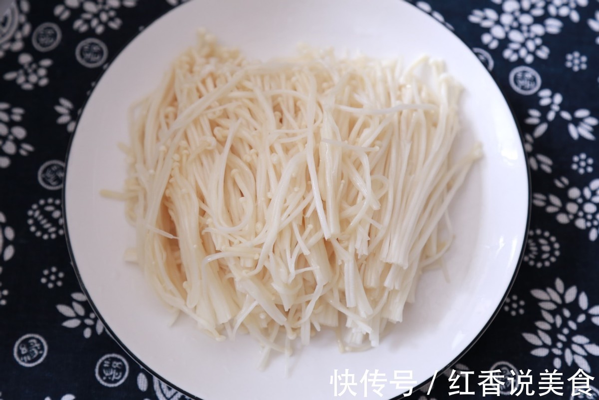 金针菇裹上面粉在油锅中炸一炸,酥脆可口,越吃越香