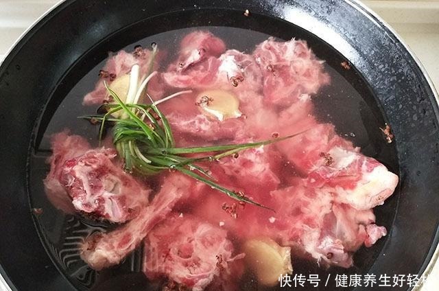 冬天吃肉,我常买它,比排骨便宜,比牛肉鲜香,炖一炖滋补又馋人