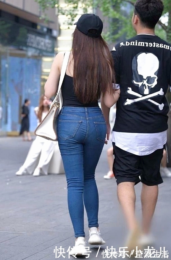 牛仔|邻家小妹修身牛仔长裤,凸显曼妙好身材,瞬间回到十八岁