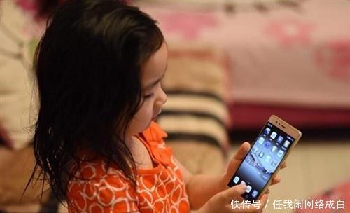 老爸|1岁宝宝偷玩老爸手机,听到爸爸脚步声后,宝宝的反应太机智了