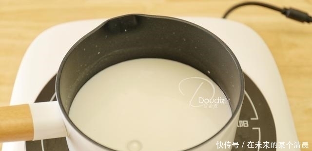 用牛奶搭配做个甜品，味道香营养好，老公孩子抢着吃