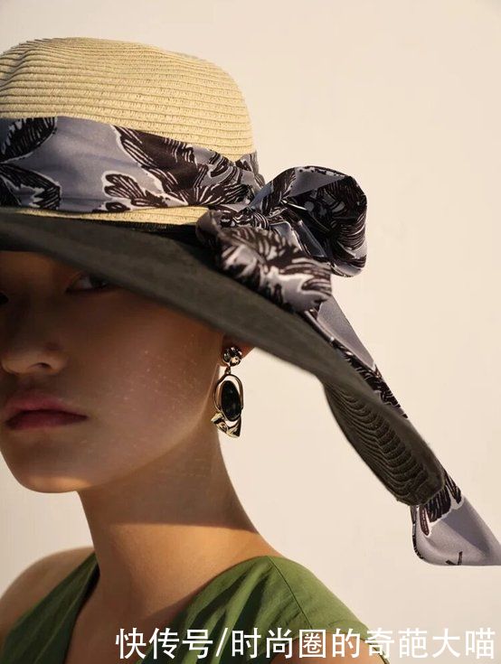 奥黛丽赫本|丝巾你还围出大妈味道？学会这小巧思，胜过你买一百件土气新衣