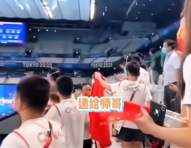 天才少女|强烈爱国心!全红婵细心整理手中的国旗,红姐不让国旗有一丝凌乱