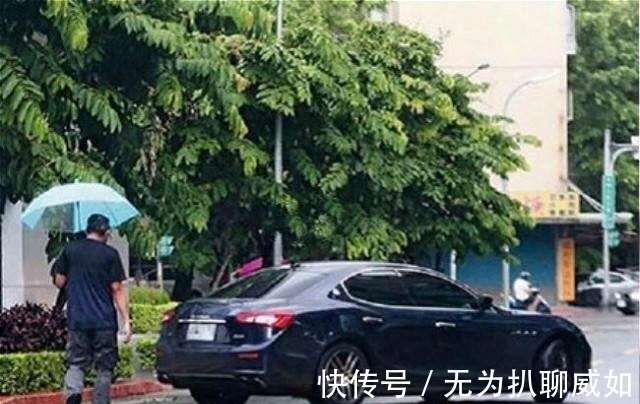 從2米高臺(tái)摔落仍堅(jiān)持錄節(jié)目,這么賣命是敬業(yè),還是為還風(fēng)流債?