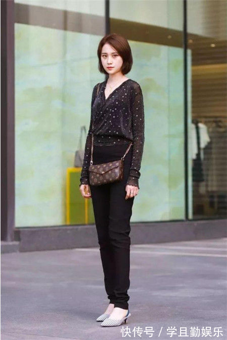 小蛮腰 美女一身黑色系搭配,尽显神秘的美感,散发成熟女性的魅力