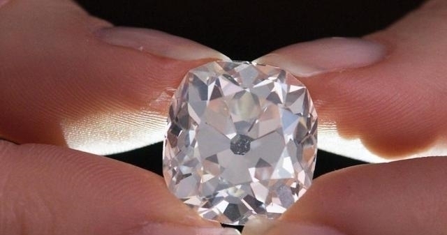 钻石!女孩旧货市场买了一枚26克拉的钻石,以为是假的佩戴了几十年