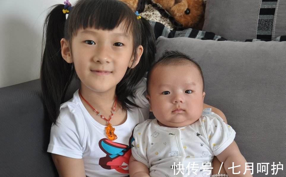 抱抱|二胎宝宝求抱抱,姐姐的处理方式让宝妈心头一热,网友:太幸福了