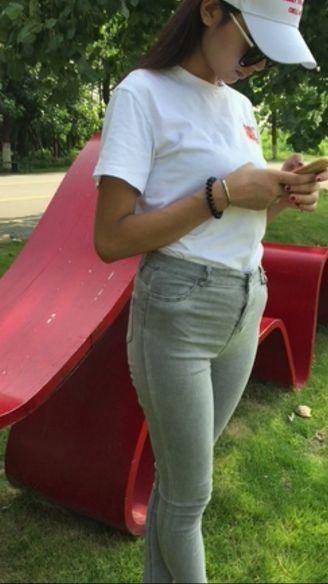 魅力 穿紧身牛仔裤,完美勾勒出女人身形,女性魅力淋漓尽致!