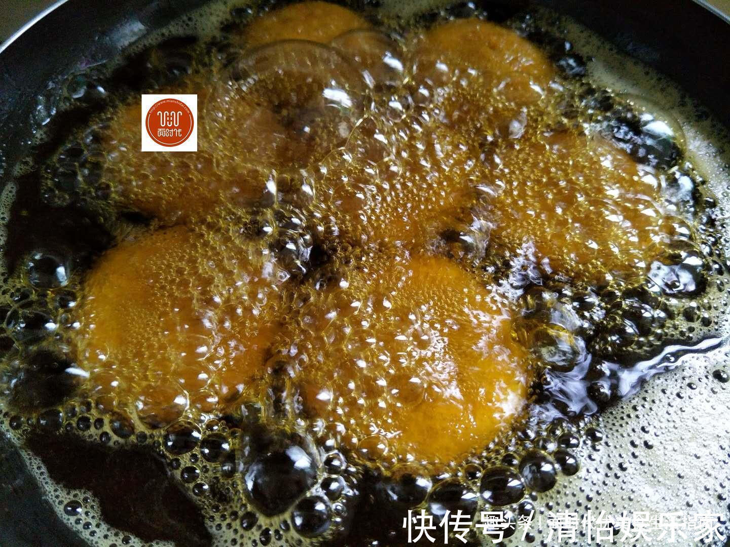 手把手教你做出清香酥脆的南瓜饼，你值得去做一份尝尝！