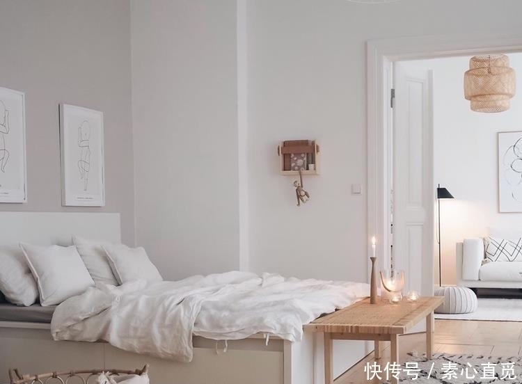 极简|白色的墙面与原木质家具的结合,简简单单的美感,来人都说好看~