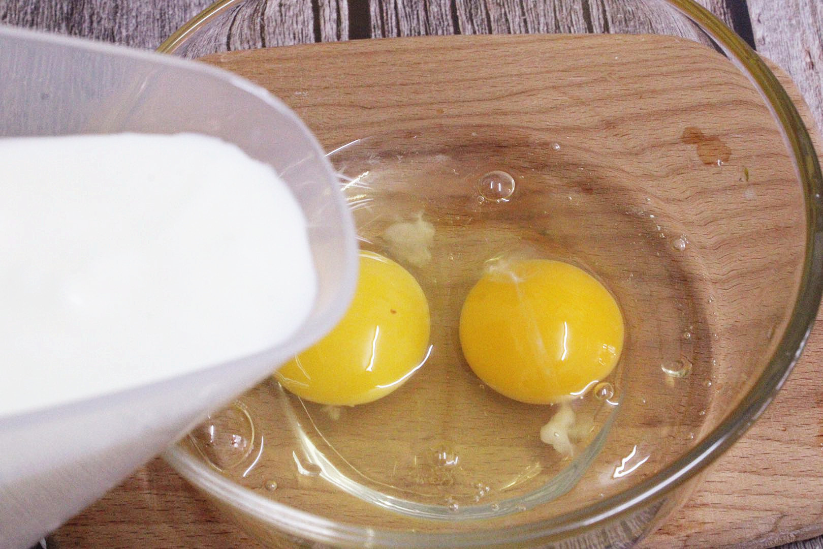 两个鸡蛋，一盒酸奶，教您做低脂轻卡芝士蛋糕，比奶酪还好吃