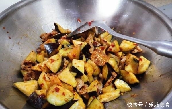 炒茄子时,8成人漏了这一步,厨师长教你这样做,不吸油又下饭!