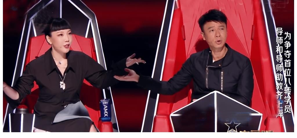 节目组|中国好声音:周深被节目组硬cue,3位导师按剧本扯关系,那英还踩一脚