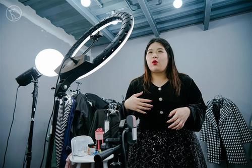 大码|200斤女孩在乡下被嘲笑，进城做大码模特快乐谋生