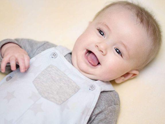 宝妈|宝宝一些动作出现的早,不仅身体棒,而且智商高,来了解一下