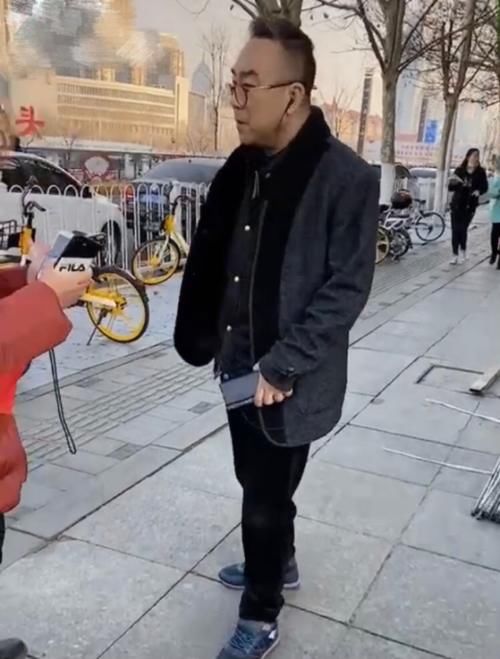 杨议被偶遇拒绝合影,被指比冯巩谱还大,开美术馆花费值四套别墅