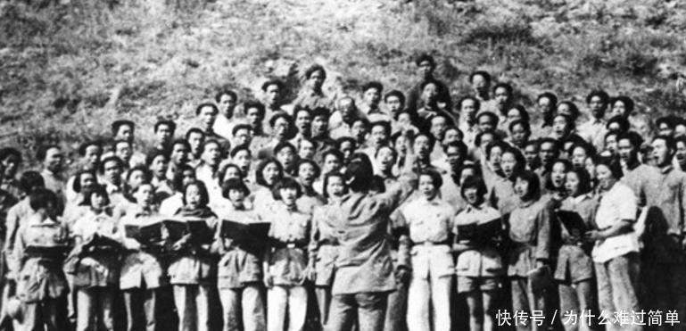 图五|二战老照片图一是被俘虏的女兵,图二在大合唱,图五女兵最美!