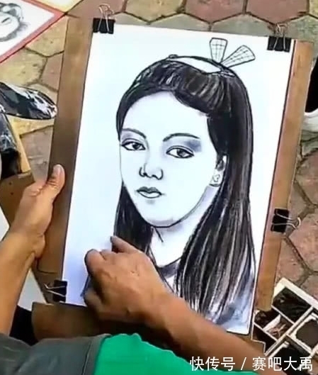 女生|画师给女生画“自画像”,被批画的差,看到真人后,错怪他了