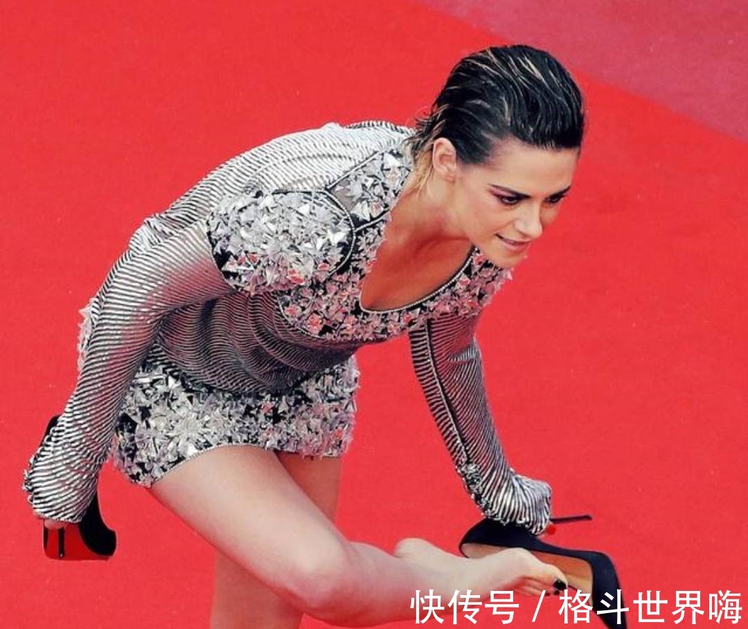 红毯 “暮光女”挺保守,罕见穿裙装配高跟鞋走红毯,里面还加了条长裤!