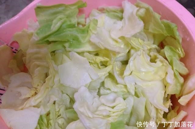 简单|素菜也能变得很好吃,不信试试“麻辣手撕包菜”,简单易学