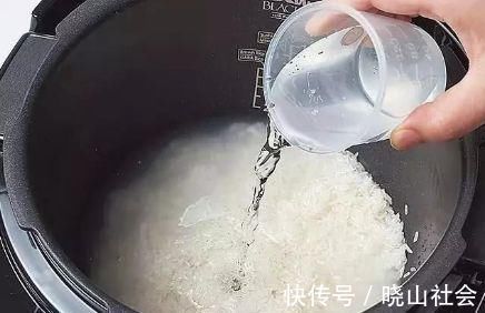 蒸米饭不要只懂加水，牢记2个技巧，蒸出的米饭更好吃，特别实用