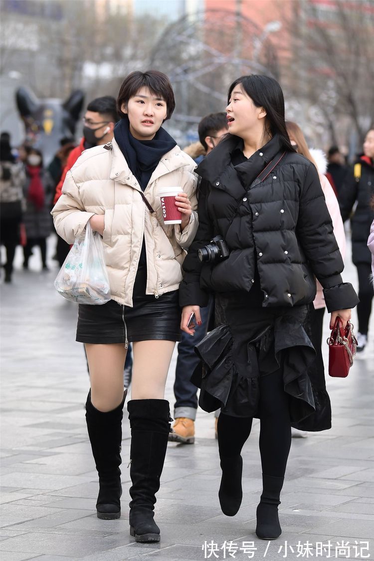 黑色|街拍:小姐姐搭配白色羽绒服,黑色弹力裤和过膝靴,保暖又时尚!