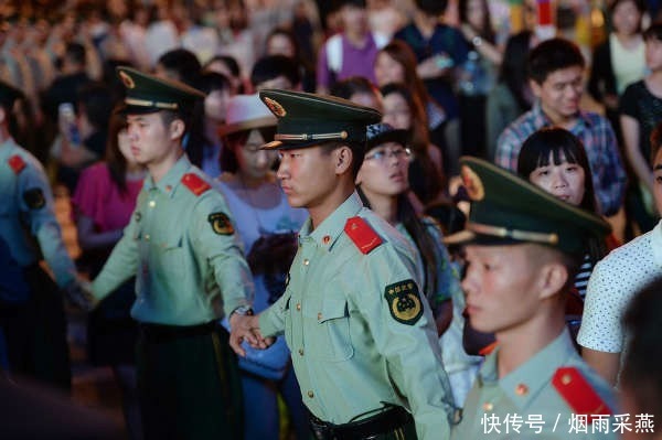 外国游客|中国最牛步行街，街上武警24小时执勤，外国游客：安全感爆棚