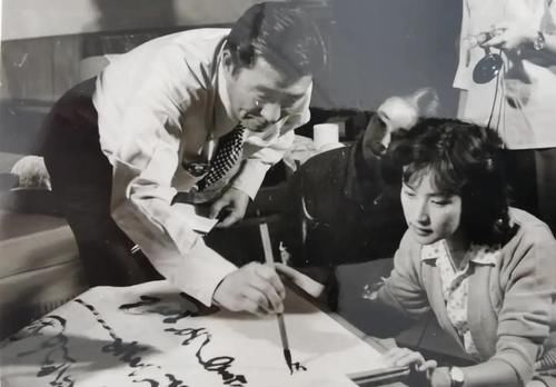 行草$影星赵丹的行草真惊艳,碑帖互融,行云流水,连刘晓庆都为他扯纸