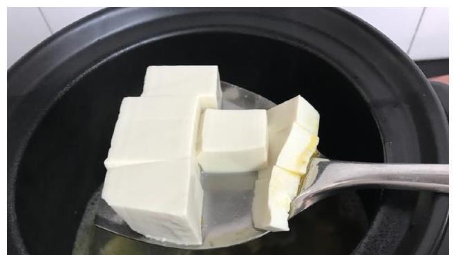 豆腐加入这两样，鲜美入味还补钙，营养丰富易吸收，孩子要常吃
