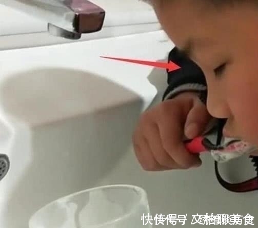 当家长|宝妈发现儿子刷牙一动不动，十分钟还没刷完，走近后却忍不住泪目
