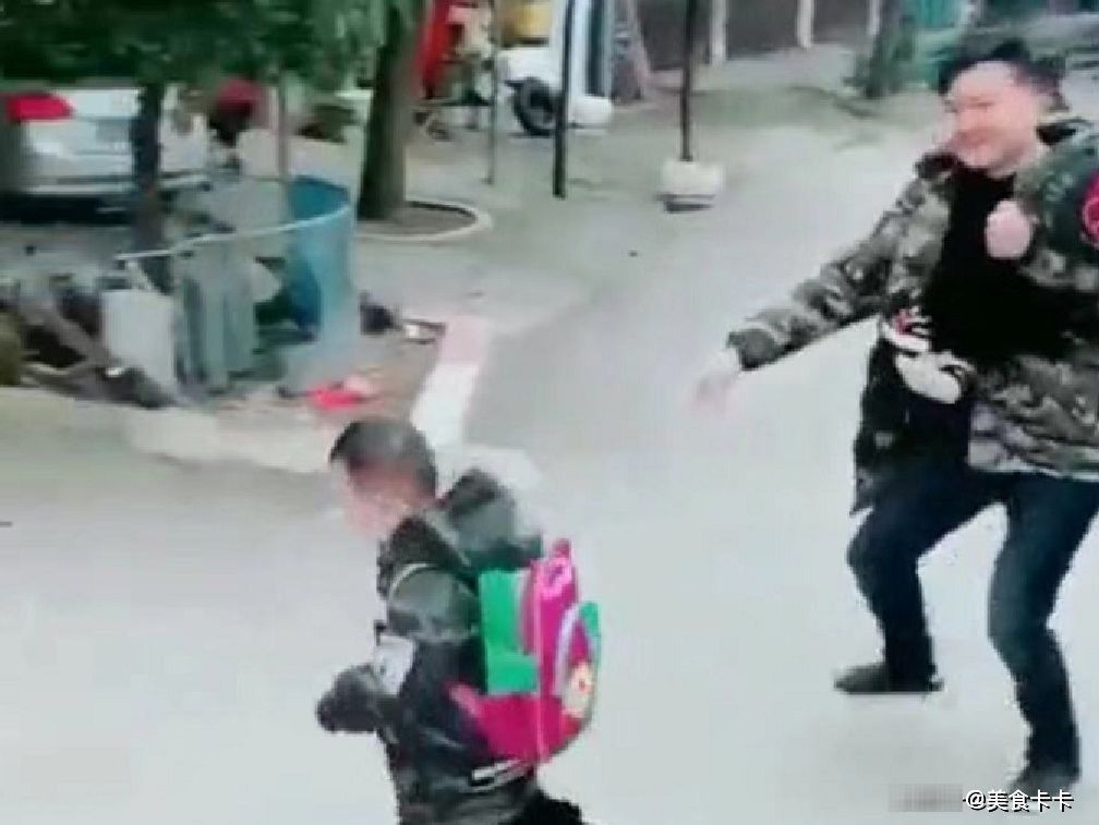 上学|“手忙脚乱奶爸”送3胞胎儿子上学走红,奶爸:一个头两个大