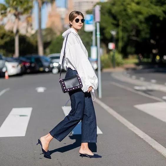 阔腿裤 别再穿高跟鞋了,现在流行''一脚蹬'',搭配阔腿裤,时髦舒适还显高