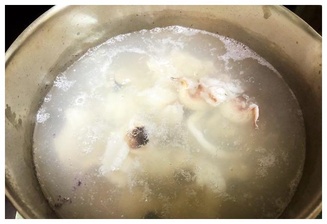 炒鱿鱼时，直接下锅炒错了，多加一步，鱿鱼鲜嫩爽口，亮白不腥气