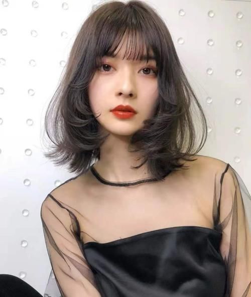 三四十岁女人发量非常多,适合烫什么发型?试试时髦减龄的弯弯烫