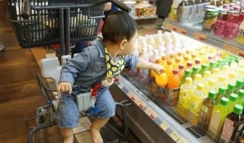 家长|孩子喝光饮料才要付款,店员要求十倍赔偿,宝妈的回怼让人点赞