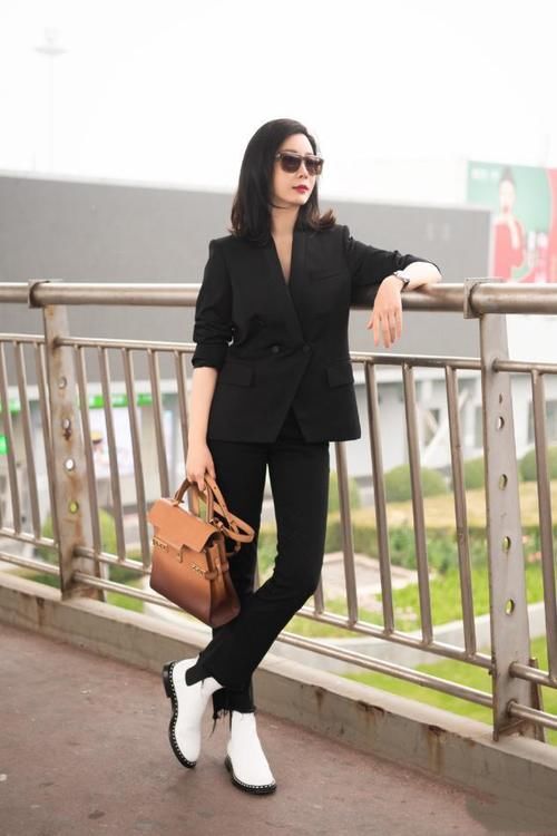 气质美女|气质美女姐姐,穿蓝色衬衫下搭配牛仔蓝九分裤,经典搭配显高级