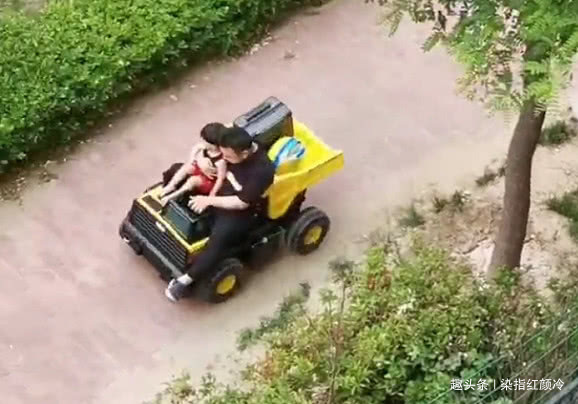 行李箱|奶爸载着行李箱带娃“离家出走”火了,网友车已买好,娃哪里领