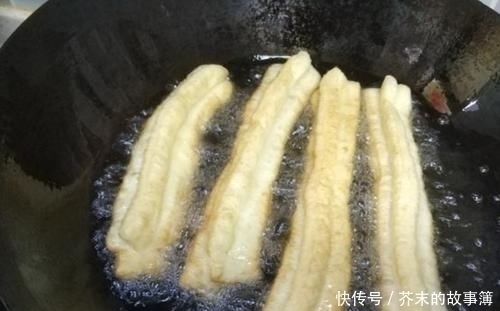 油条|炸油条加酵母是大错特错,用这个配方,包你炸出又香又脆的大油条