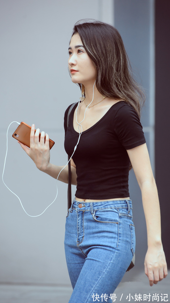 街拍 成都街拍,黑色一字肩上衣搭配毛边牛仔裤,甜美中带点性感