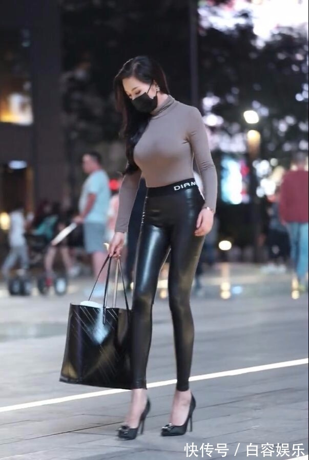 长袖 去掉繁琐的穿衣花样,简朴长袖搭配皮裤简单又酷潮