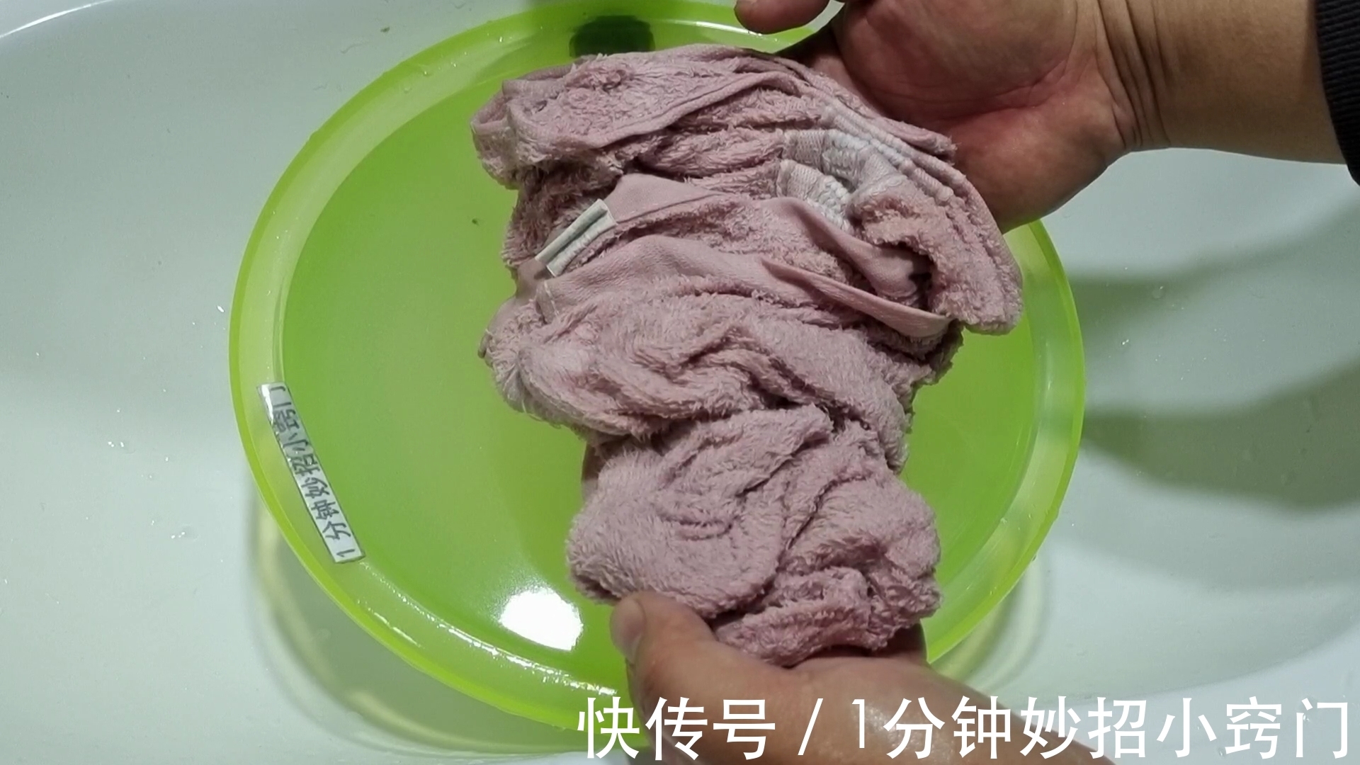 厕所里撒一把食盐,真是太聪明了,一年就省下好几百,学会试试