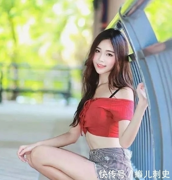 街拍:第一位美女纤细的身材,飘逸的长发很是迷人,海都没有你美