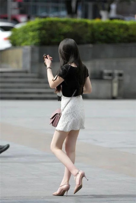 街拍：一貌倾城的美女，一条优雅的开叉裙，尽显玲珑有致的好身材