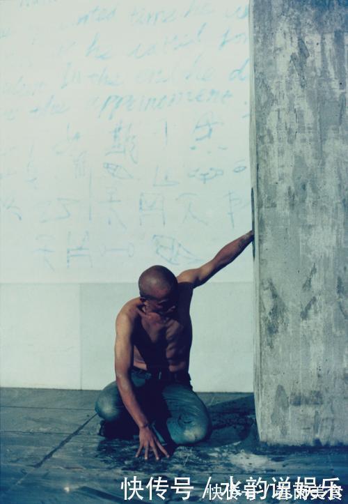 宣州谢朓楼饯别校书叔云@小伙取下自己的肋骨做成项圈，把自己封进水泥里，他的人生太疯狂