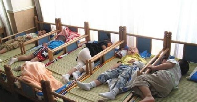孩子|实拍幼儿园孩子午睡,一组图看完才明白,这些衣服真不适合孩子穿!