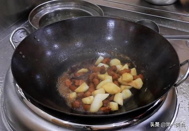 清香|五花肉别再红烧了,试试这道雪梨五花肉,肥而不腻,清香美味