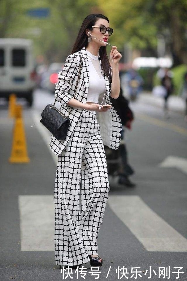 时尚穿搭，格纹西装在颜色上就十分的出众，欧美范儿十足