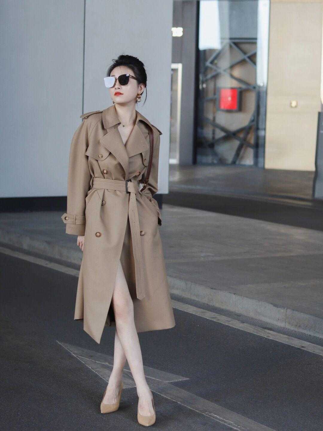 精致女人 裙子配风衣该怎么搭,学会这几招,做个精致女人